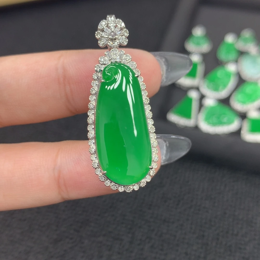 颈饰18K金镶嵌翡翠江*呱呱