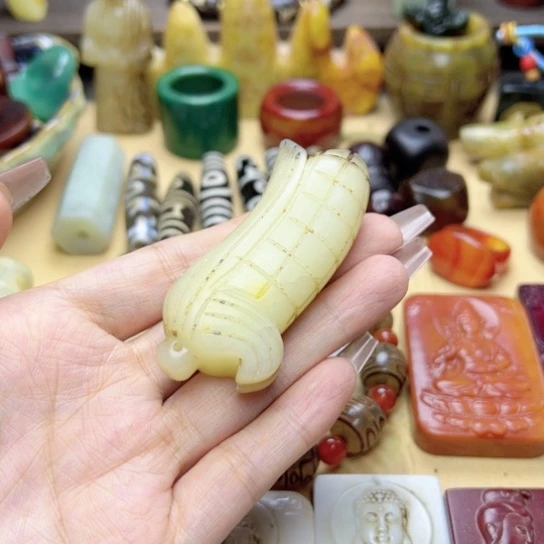 蛇纹石玉未镶嵌颈饰