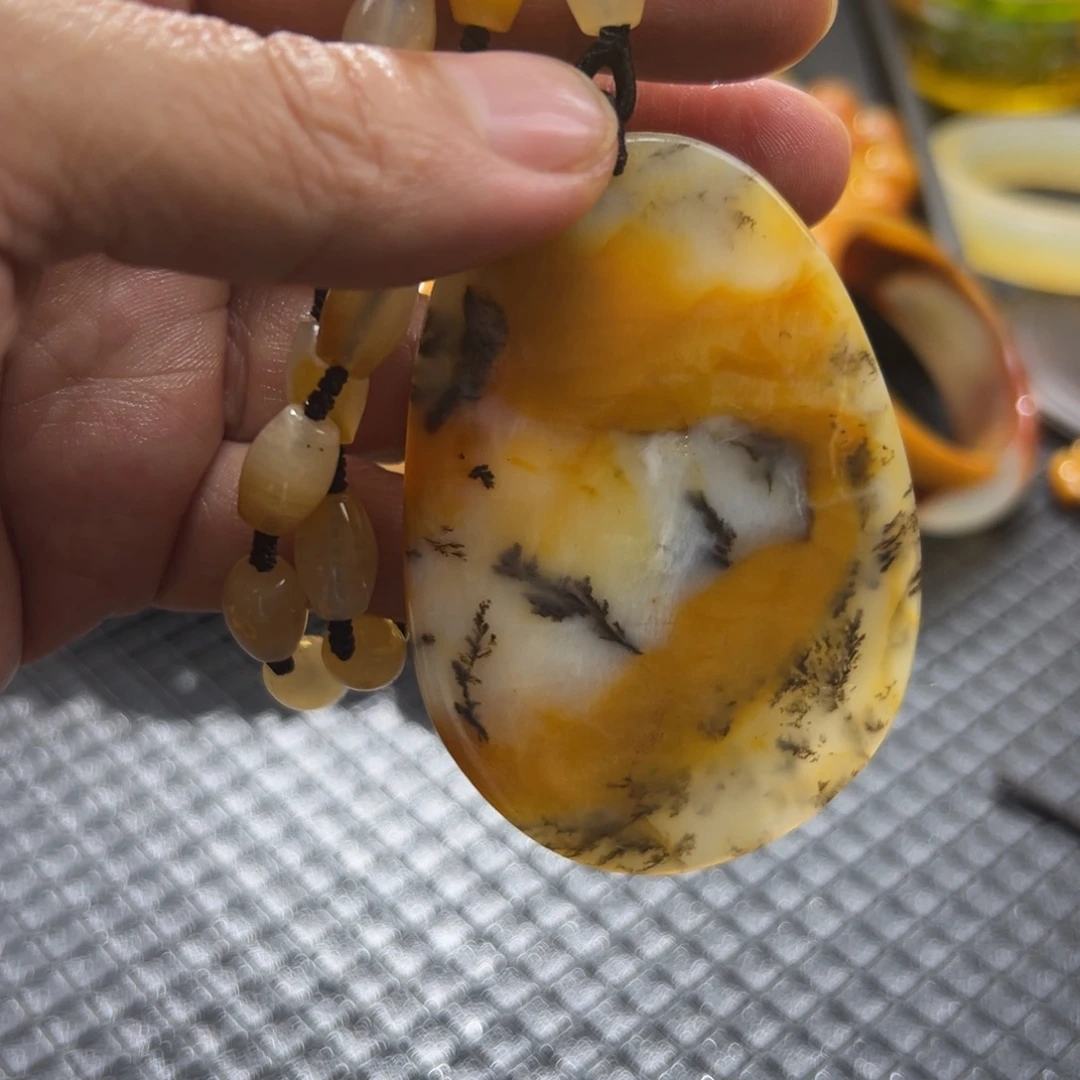 颈饰未镶嵌石英质玉