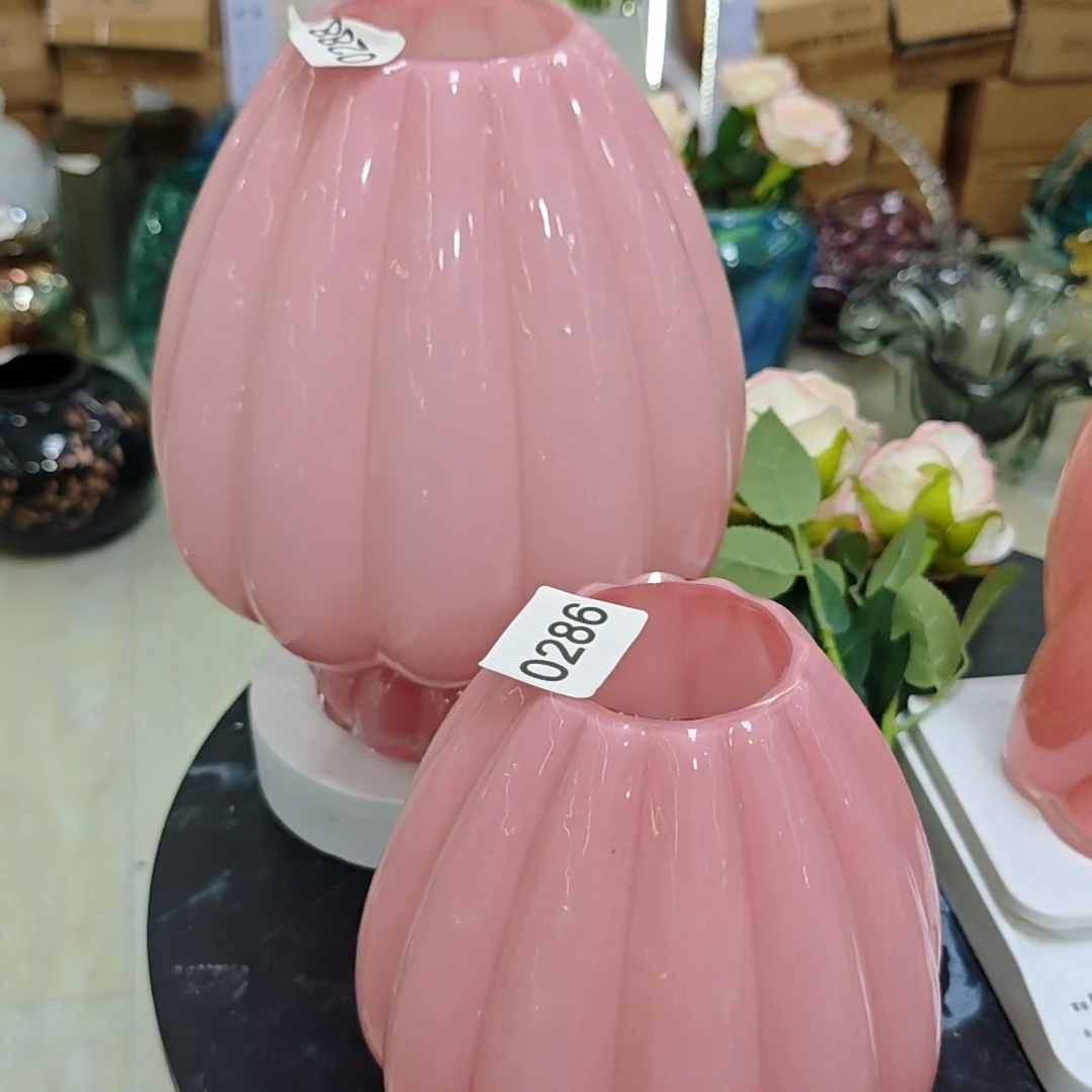 小***女两个琉璃造型花瓶