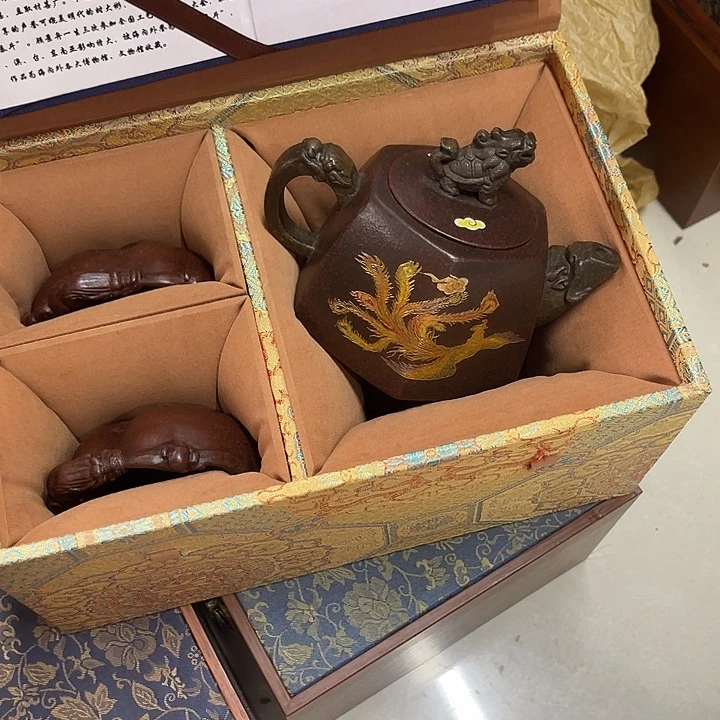 茶壶红泥原矿泥料手工制作的一把紫砂壶。