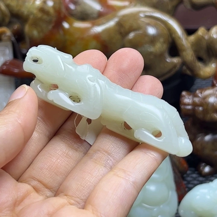 雧***画和田玉未镶嵌颈饰