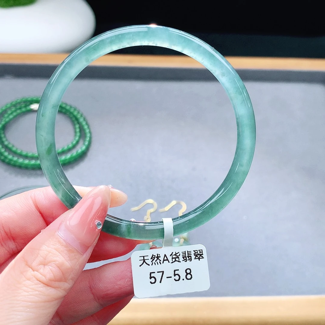未镶嵌手镯（圆镯）翡翠
