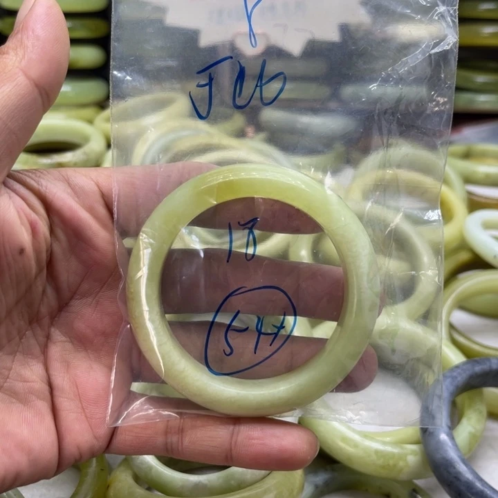 于***此蛇纹石玉未镶嵌手镯