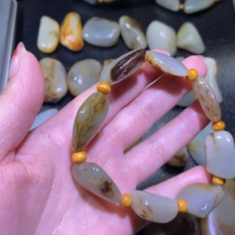 赵***雷和田玉未镶嵌颈饰