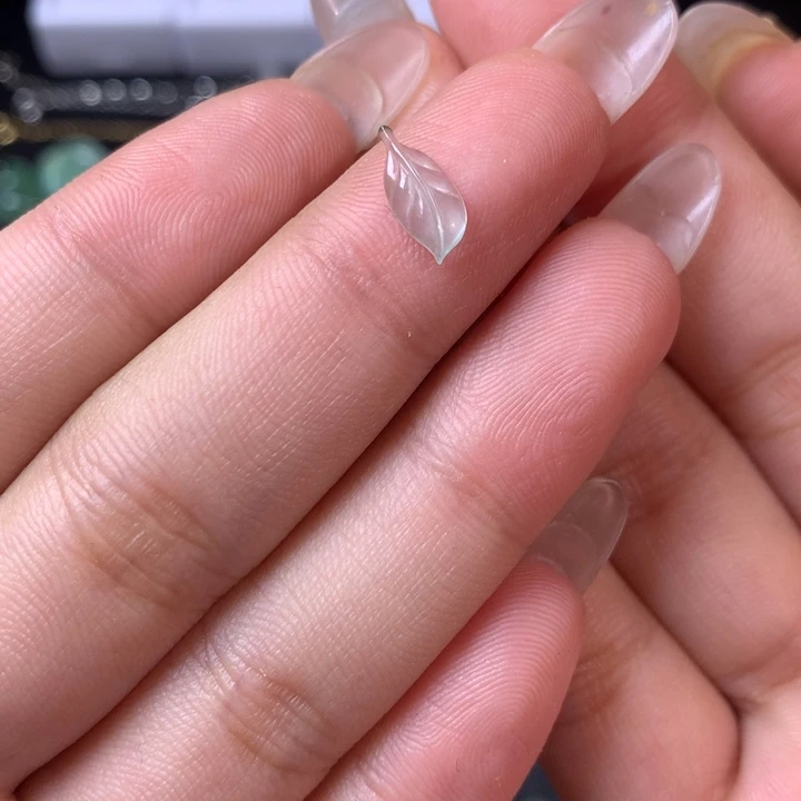 翡翠未镶嵌颈饰叶子