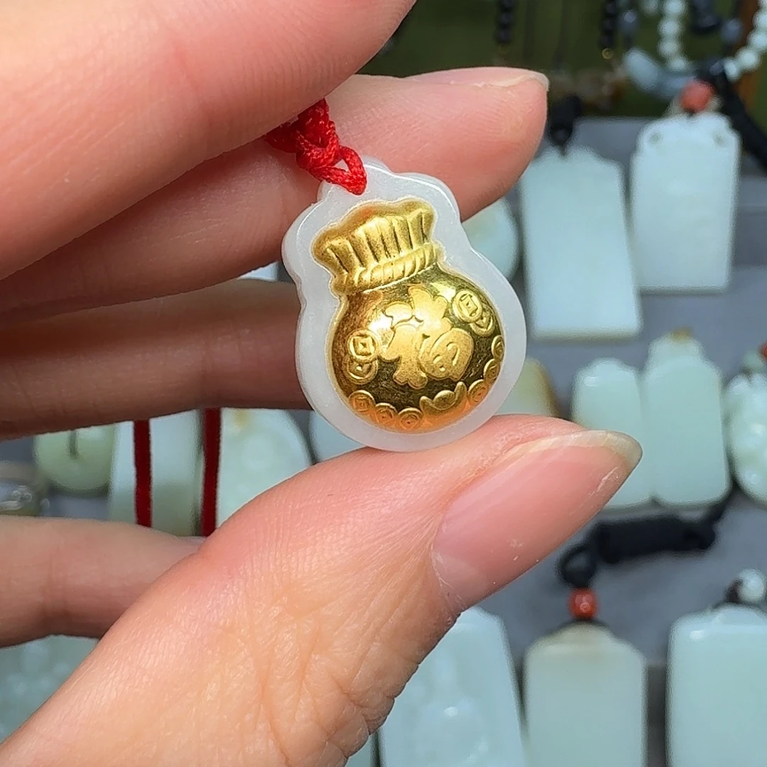 点***儿和田玉足金镶嵌颈饰