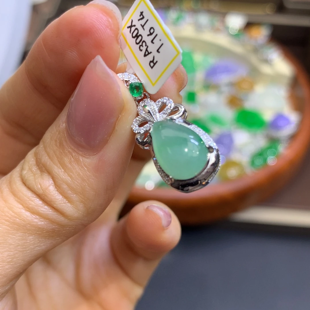 翡翠颈饰银S925镶嵌翡翠吊坠