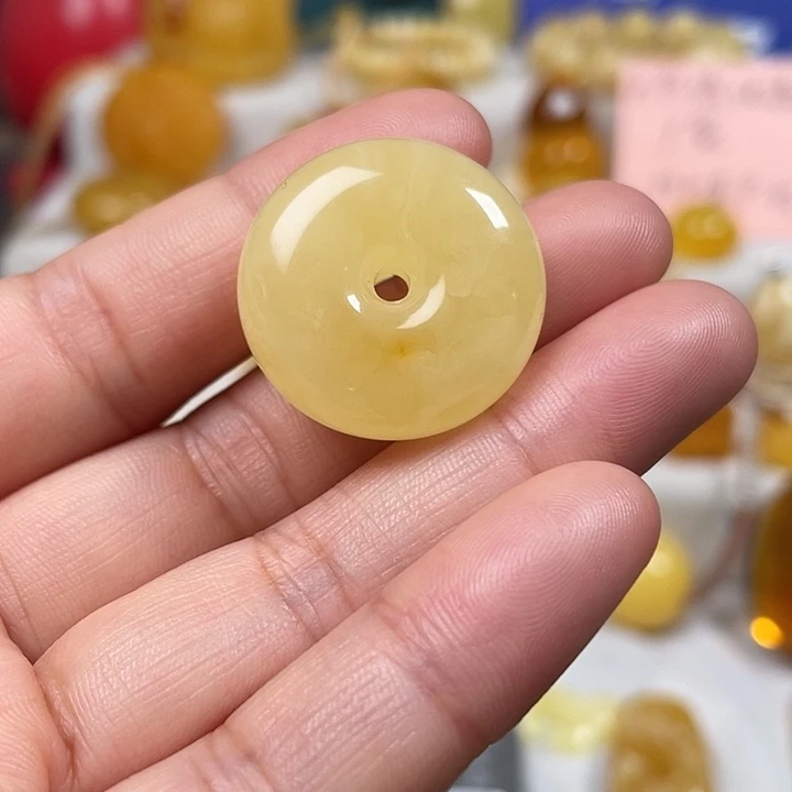 琥珀未镶嵌颈饰平安扣