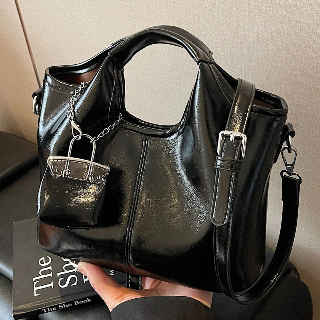 大容量黑色新款单肩包手提水桶包休闲百搭女小众设计子母斜挎包