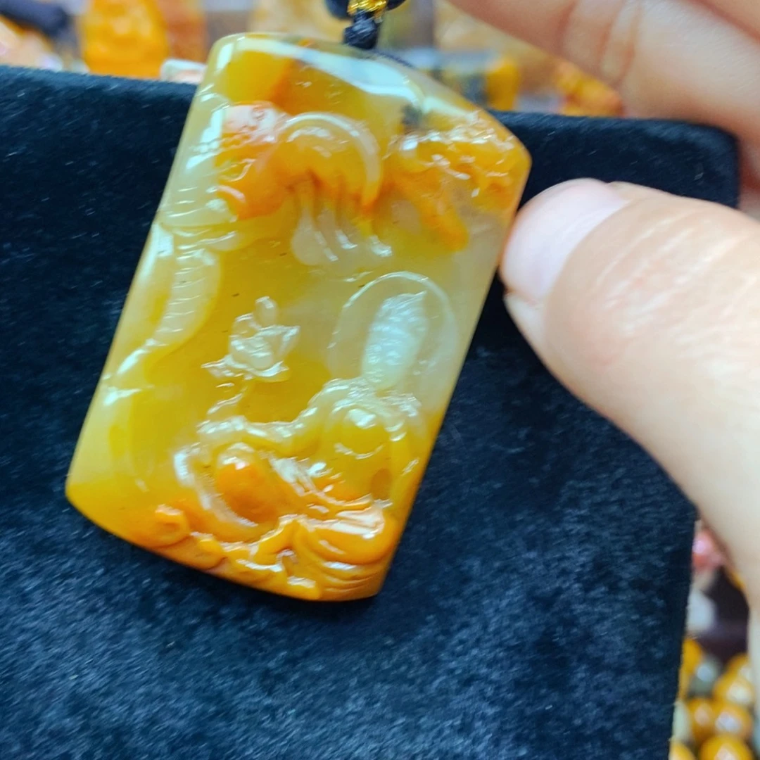 未镶嵌石英质玉（黄龙玉）颈饰