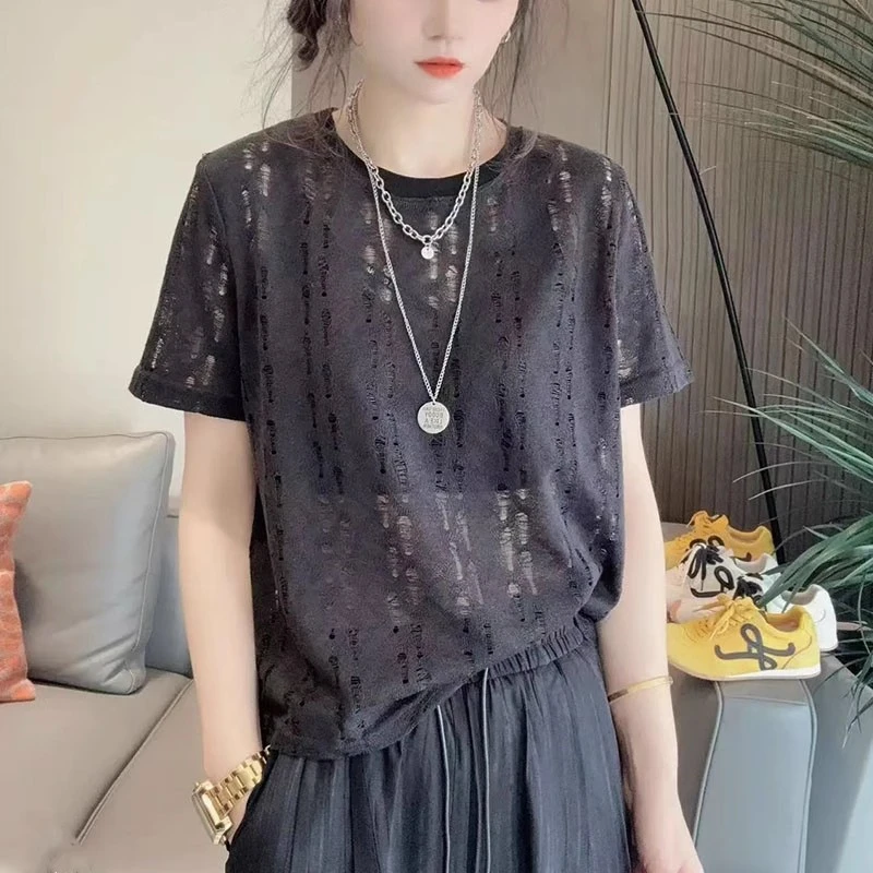 夏季薄款圆领短袖T恤女2025新款时尚破洞设计感气质宽松百搭上衣