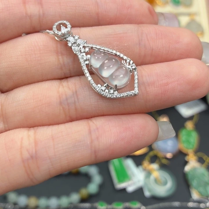 颈饰18K金镶嵌翡翠