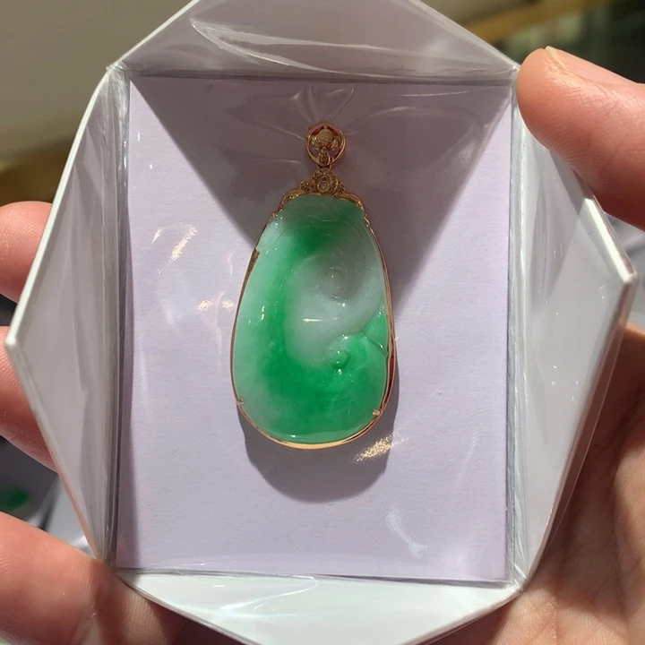 翡翠颈饰18K金镶嵌翡翠吊坠