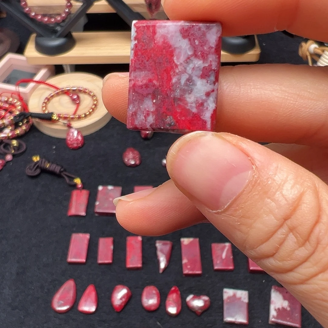 天然辰砂天然朱砂原石无事牌重量8.4g