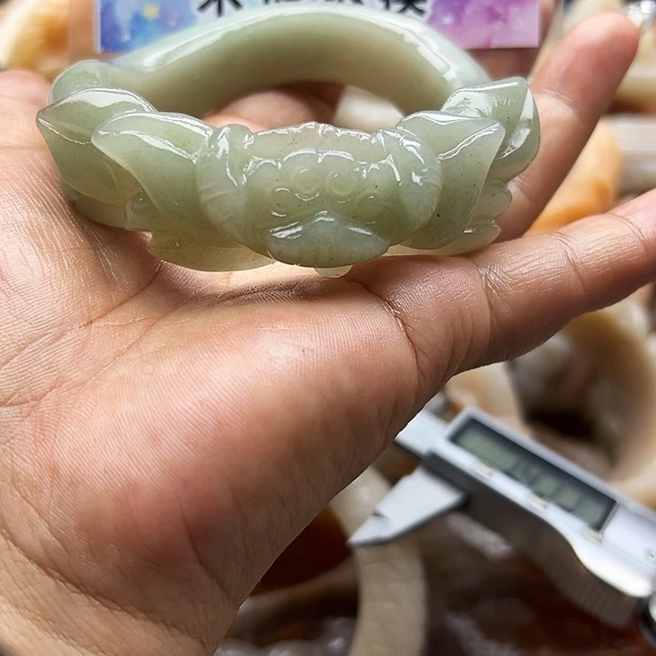 未镶嵌手镯石英岩玉