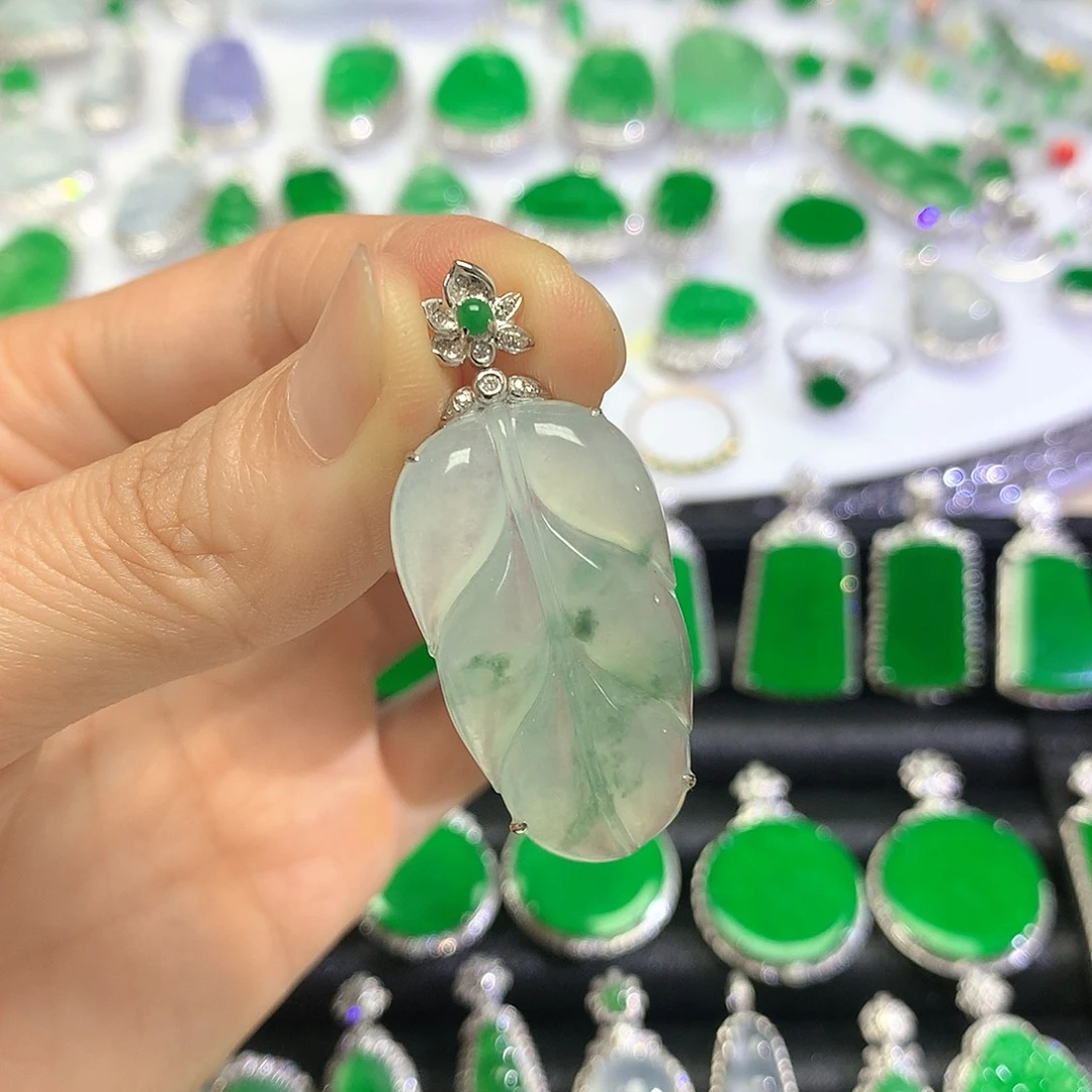 颈饰18K金镶嵌翡翠吊坠