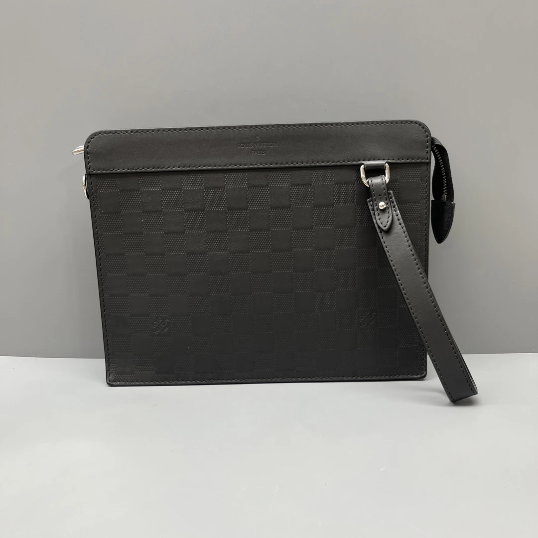 95新 LouisVuitton/路易威登 黑色棋盘格手拿包 芯片款 尺寸27*21