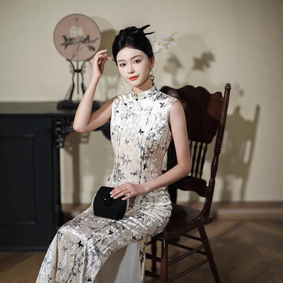 自在随行~新中式绝美无袖旗袍改良修身白色丝绒长款年轻连衣裙