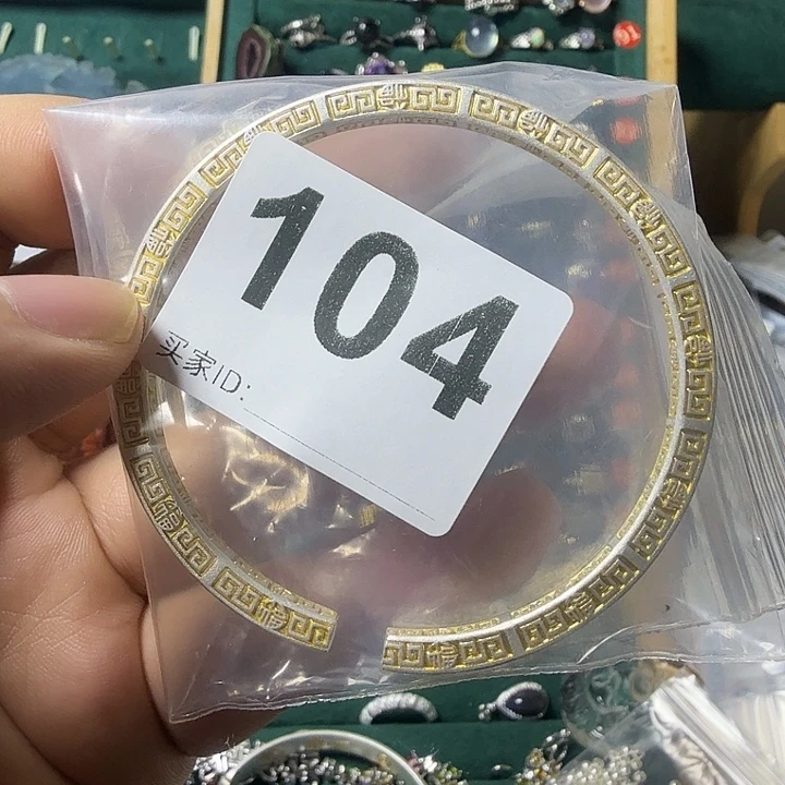 *****石英质玉足银镶嵌颈饰