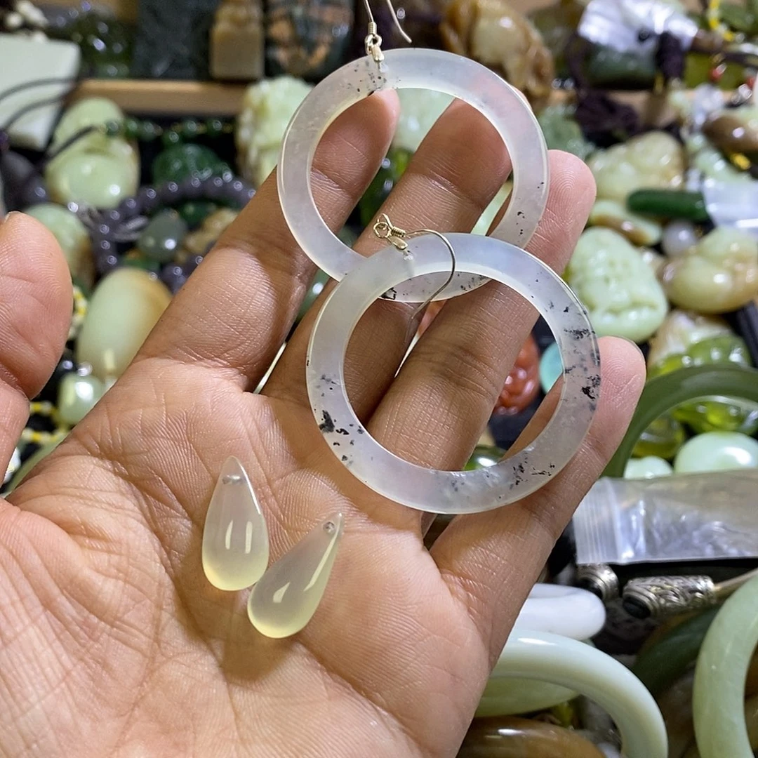 岫玉未镶嵌手镯耳环两对
