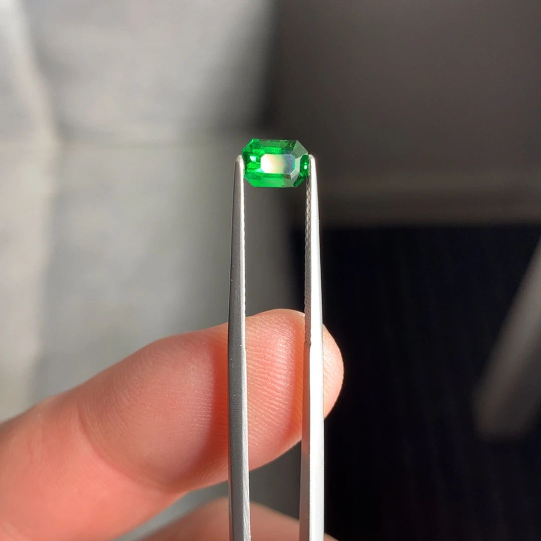 未镶嵌裸石石榴石（沙弗莱）1.04克拉卡扎尼沙弗莱裸石