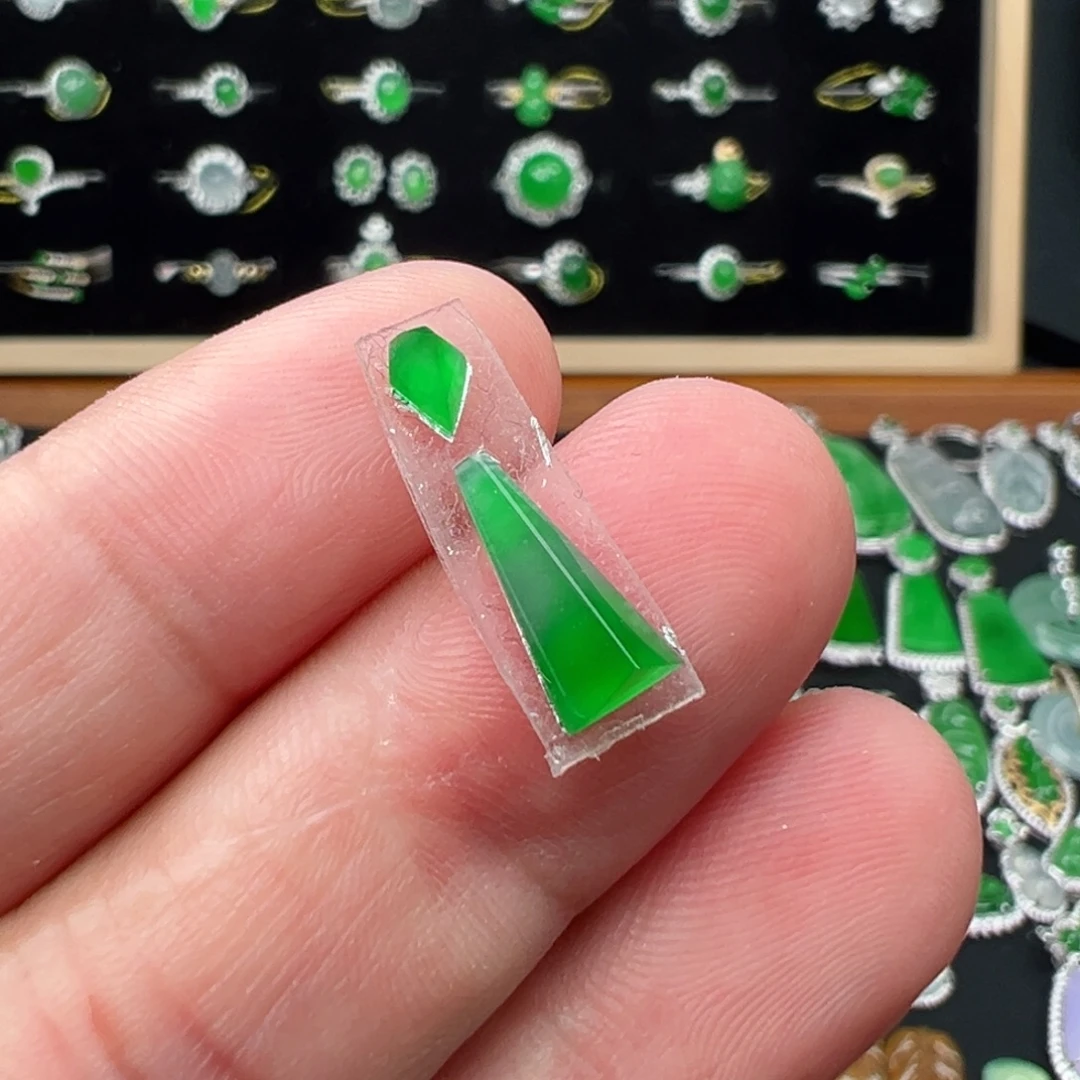 翡翠未镶嵌颈饰随形套装