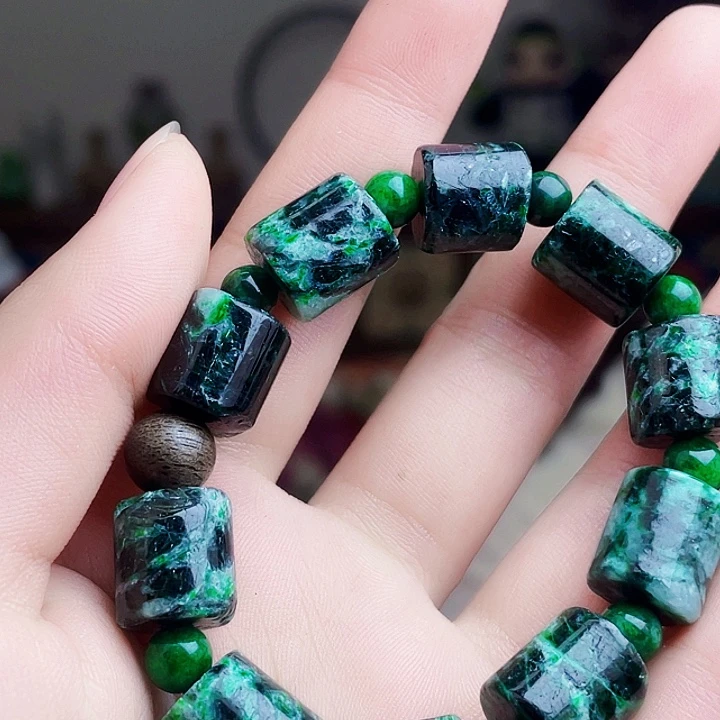 翡翠未镶嵌颈饰多样性