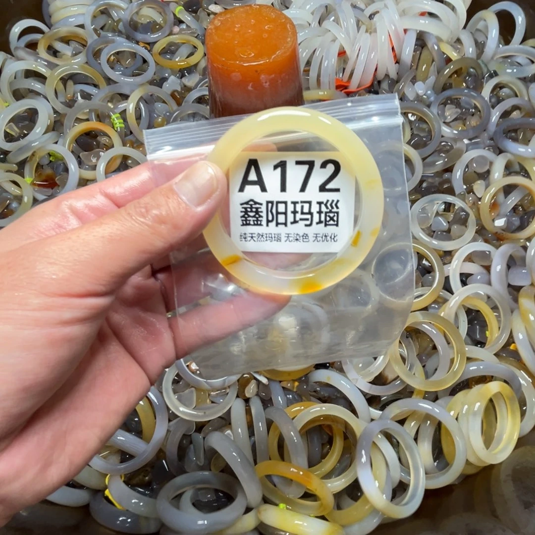 芳***业玛瑙/玉髓未镶嵌手镯172