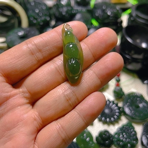 蛇纹石玉颈饰未镶嵌花***哈