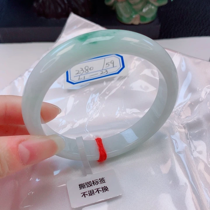 L***n未镶嵌手镯翡翠59圈
