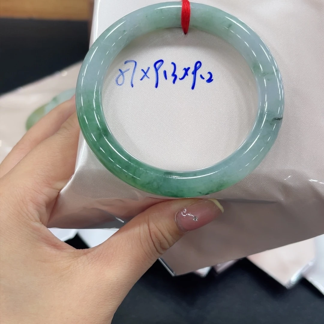 翡翠手镯未镶嵌翡翠