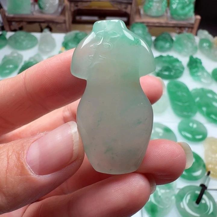 颈饰未镶嵌石英质玉