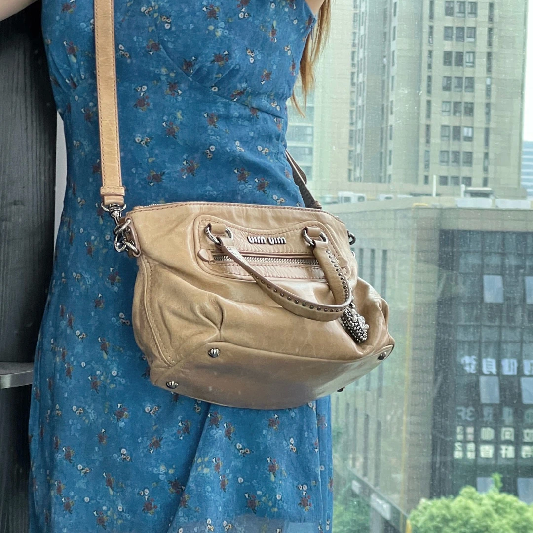 95新 MIU MIU/缪缪 miumiu 奶茶色爱心宝石机车包