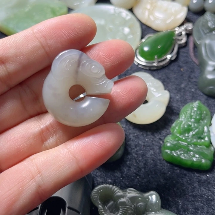 麦***浪和田玉未镶嵌颈饰