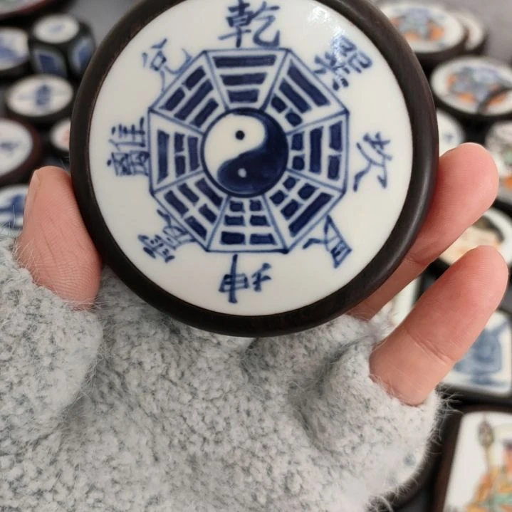 瓷片d****t青花八卦挂件一个