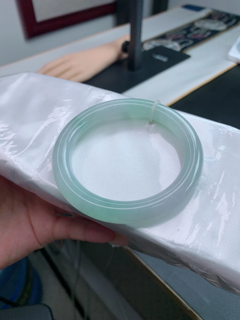 天然翡翠手镯糯冰圆条浅绿女款56-57圈口