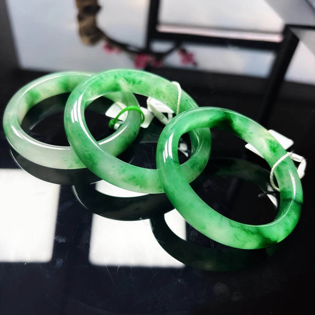 非洲翠冰飘花手镯一支（天然货品纹路有差异，多样性发其一）