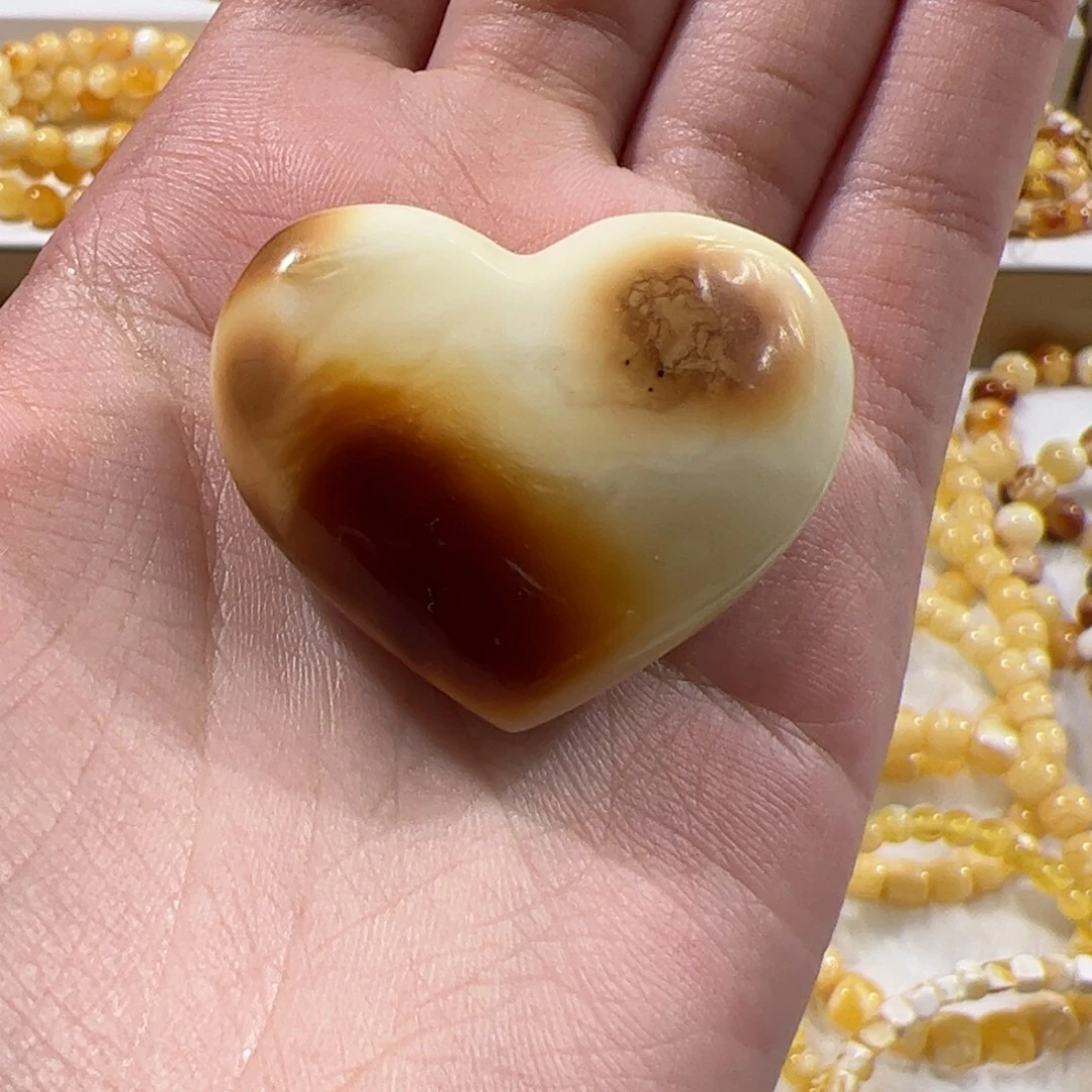 琥珀未镶嵌珠宝奇石满蜡沁色爱心