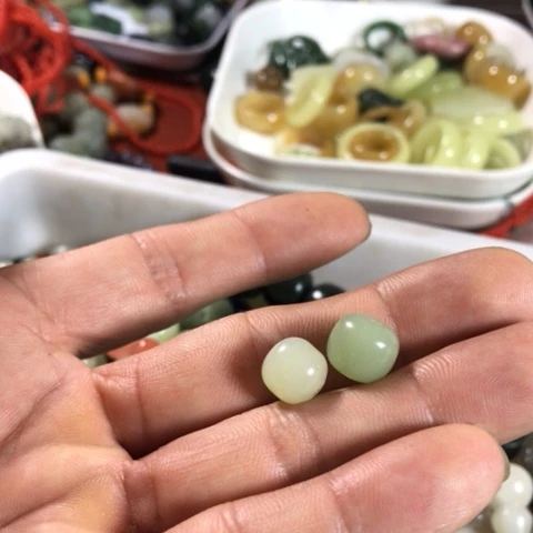 和田玉（糖玉）未镶嵌颈饰聂**?