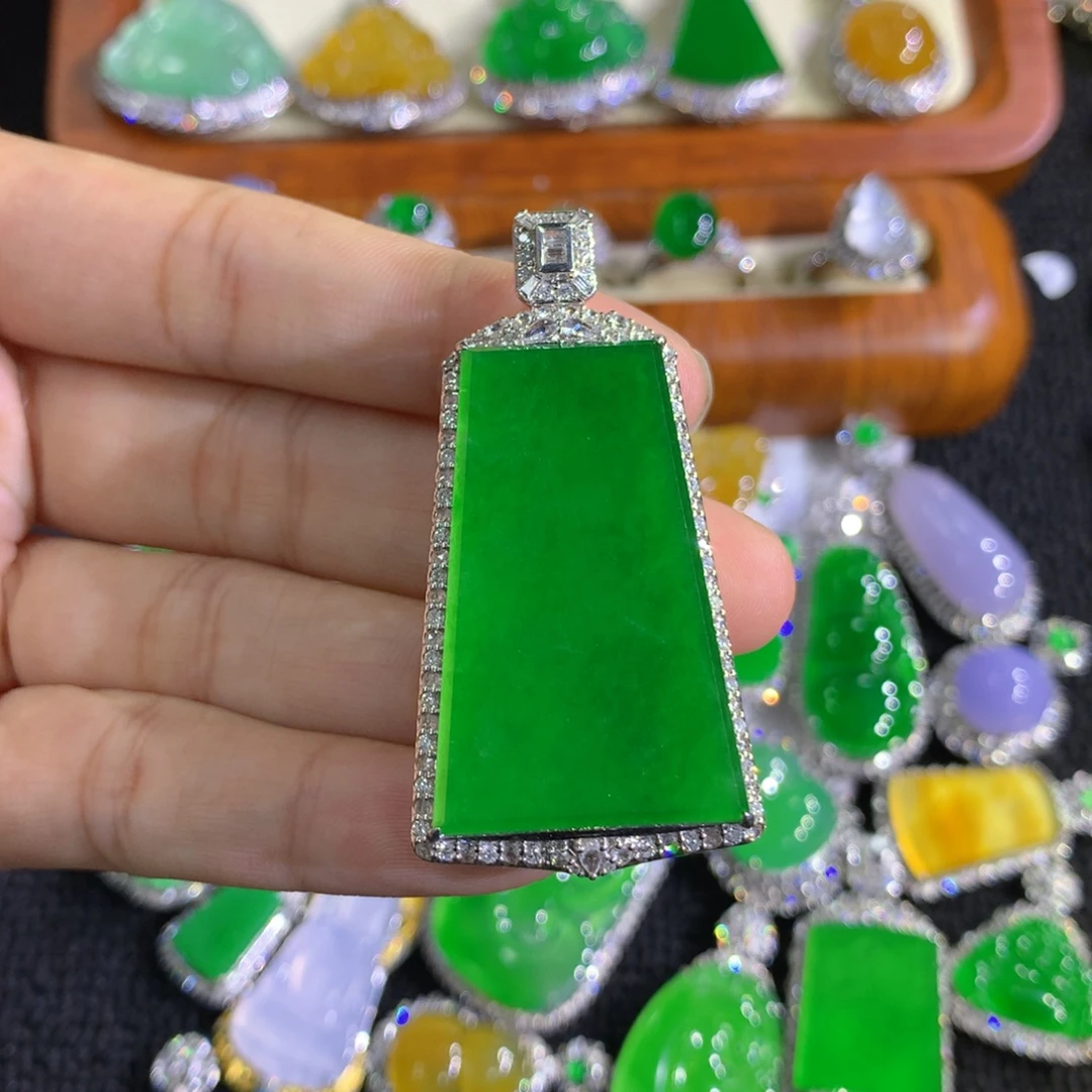 翡翠18K金镶嵌颈饰8888888