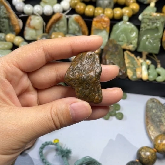 透闪石质玉吊坠未镶嵌