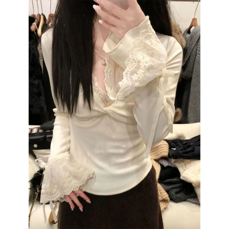 甜美蕾丝拼接扭结v领长袖T恤女春季新款喇叭袖修身纯欲打底衫上衣