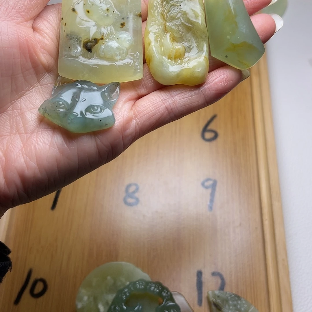 玮***蛇纹石玉未镶嵌颈饰