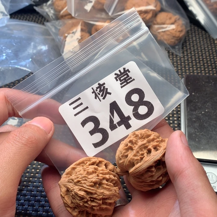 文玩核桃吊坠霞云岭