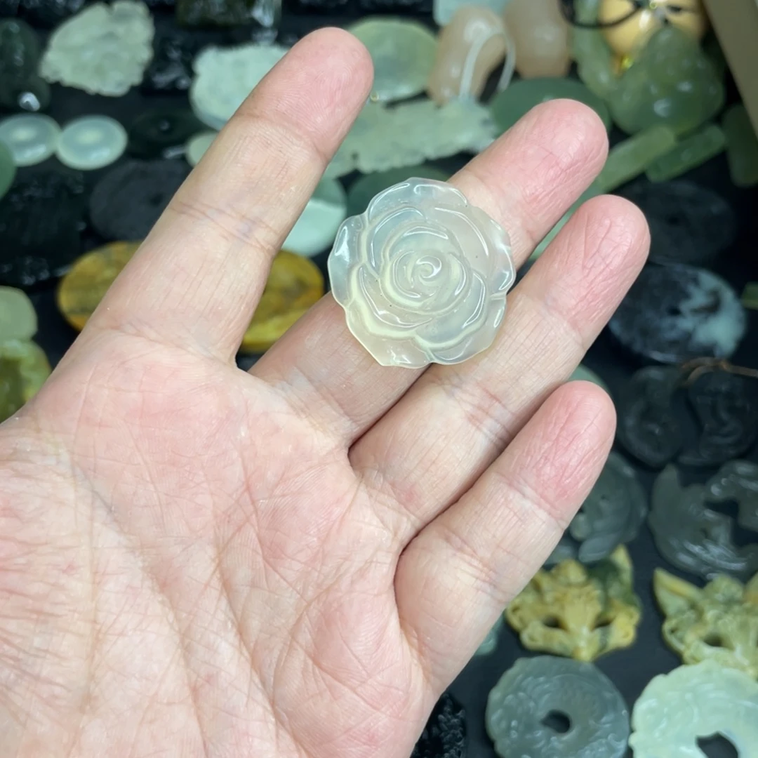 用***6岫玉未镶嵌颈饰玫瑰花