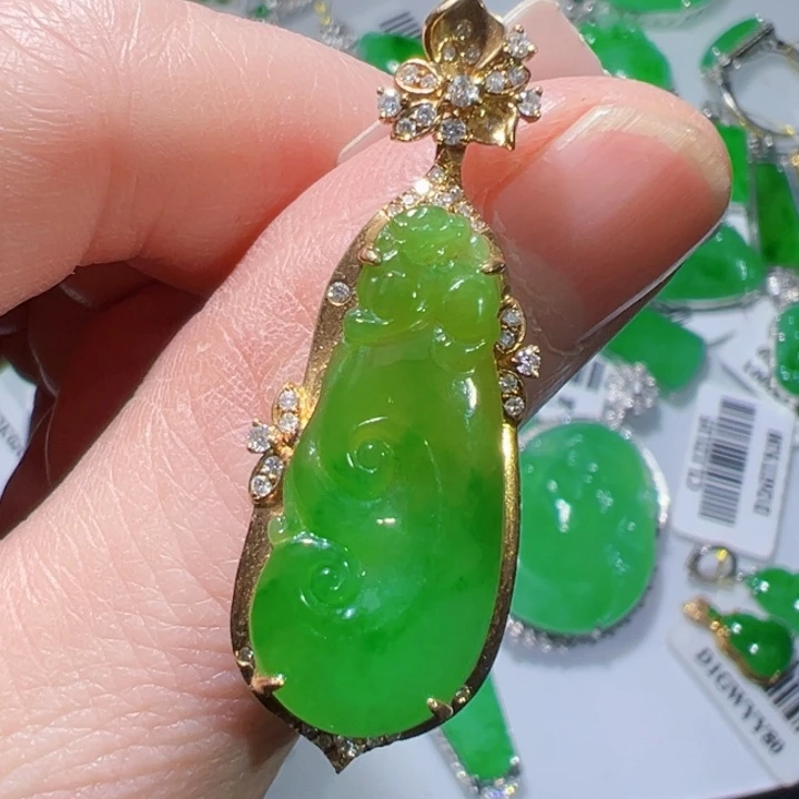 颈饰18K金镶嵌翡翠