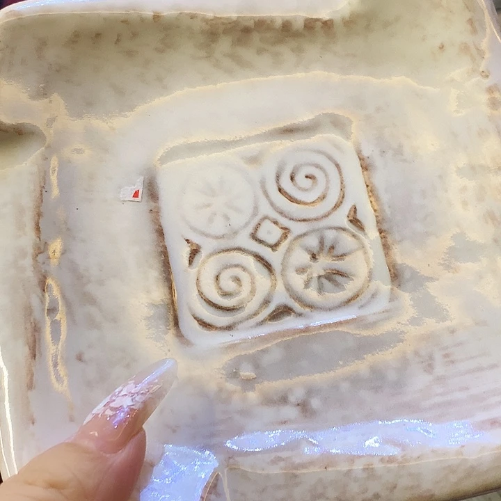 器物的色彩搭配起来很漂亮