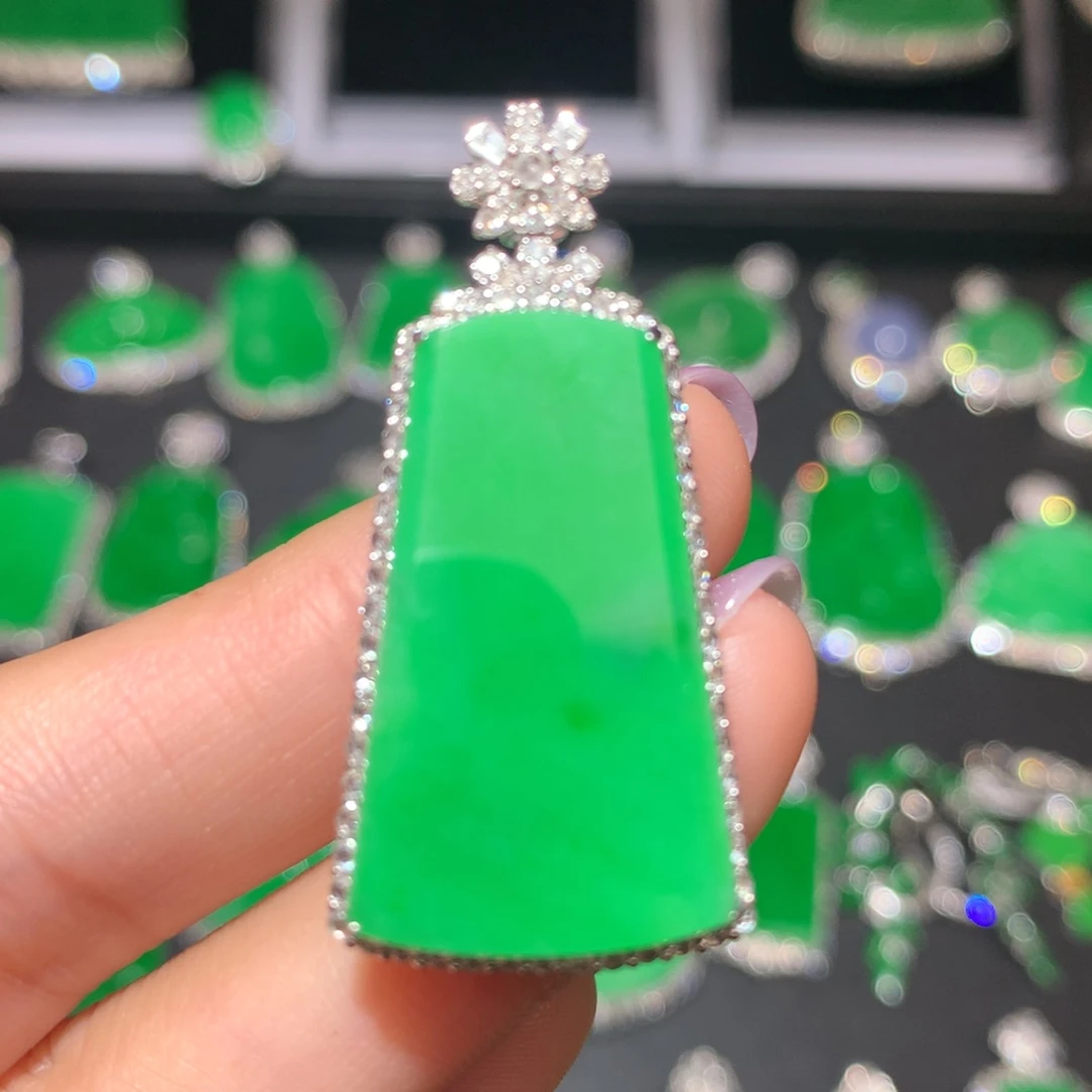 翡翠颈饰18K金镶嵌翡翠