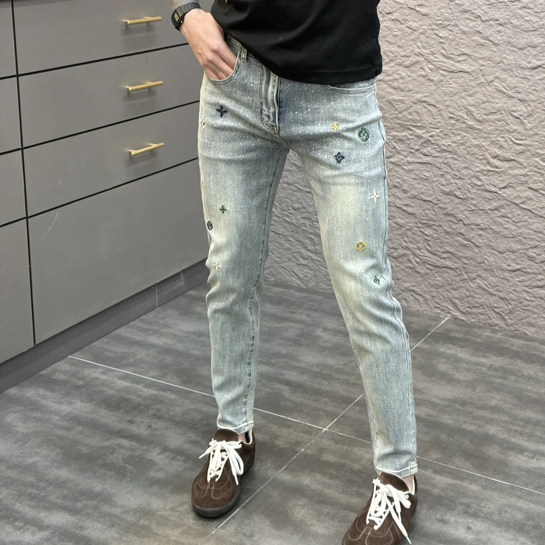 2025春季时尚休闲百搭亮钻刺绣浅色薄款男士小脚牛仔裤Z52